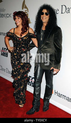 Slash und seine Frau Perla Hudson kommen an der Clive Davis pre-Grammy party in Beverly Hills, Kalifornien am 7. Februar 2009. (UPI Foto/Jim Ruymen) Stockfoto