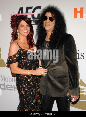 Slash und seine Frau Perla Hudson kommen an der Clive Davis pre-Grammy party in Beverly Hills, Kalifornien am 7. Februar 2009. (UPI Foto/Jim Ruymen) Stockfoto