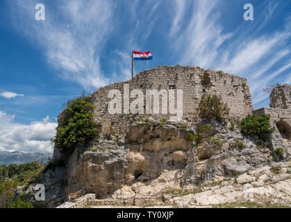 Flagge auf der Festung über der kroatischen Stadt Novigrad in der Gespanschaft Istrien Stockfoto