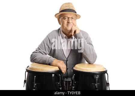 Älterer Mann mit Conga Drums auf weißem Hintergrund posiert Stockfoto