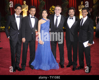 Die Form des 'Slumdog Millionaire' steht mit Regisseur Danny Boyle (3. von rechts) bei der 81St Academy Awards in Hollywood am 22. Februar 2009. (UPI Foto/Phil McCarten) Stockfoto