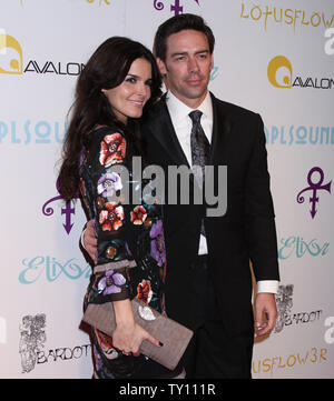 Angie Harmon und Ehemann Jason Sehorn ankommen auf dem roten Teppich am Prince's Oscar nach Partei in Hollywood am 22. Februar 2009. Die Veranstaltung, in deren Verlauf der Prinz live durchgeführt, folgte der 81. jährlichen Academy Awards Zeremonie. (UPI Foto/David Silpa) Stockfoto