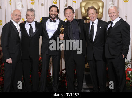 Sean Penn (3. R) hält den Oscar für den besten Schauspieler für den Film 'Milk' backstage bei der 81St Academy Awards in Hollywood am 22. Februar 2009. Mit Penn werden vor den besten Schauspieler Gewinner Ben Kingsley (L), Robert De Niro (2 l), Adrien Brody (3 l), Michael Douglas (2. R) und Anthony Hopkins. (UPI Foto/Phil McCarten) Stockfoto