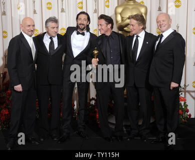 Sean Penn (3. R) hält den Oscar für den besten Schauspieler für den Film 'Milk' backstage bei der 81St Academy Awards in Hollywood am 22. Februar 2009. Mit Penn werden vor den besten Schauspieler Gewinner Ben Kingsley (L), Robert De Niro (2 l), Adrien Brody (3 l), Michael Douglas (2. R) und Anthony Hopkins. (UPI Foto/Phil McCarten) Stockfoto