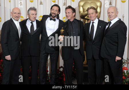 Sean Penn (3. R) hält den Oscar für den besten Schauspieler für den Film 'Milk' backstage bei der 81St Academy Awards in Hollywood am 22. Februar 2009. Mit Penn werden vor den besten Schauspieler Gewinner Ben Kingsley (L), Robert De Niro (2 l), Adrien Brody (3 l), Michael Douglas (2. R) und Anthony Hopkins. (UPI Foto/Phil McCarten) Stockfoto