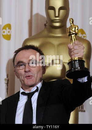 Regisseur Danny Boyle hält seinen Oscar für die beste Regie für seinen Film lumdog Millionaire' backstage bei der 81St Academy Awards in Hollywood am 22. Februar 2009. (UPI Foto/Phil McCarten) Stockfoto