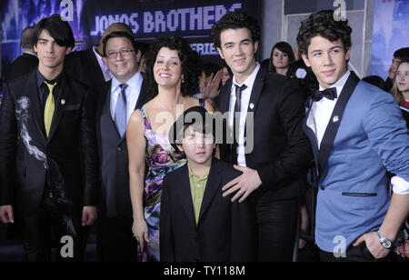 Die Jonas Familie (L-R) Joe, Pater Paul, Mutter Denise, Frankie, Kevin und Nick, Besuchen die Premiere des Films "Jonas Brothers: Die 3D-Konzert Erfahrung' in Los Angeles am 24. Februar 2009. (UPI Foto/Phil McCarten) Stockfoto