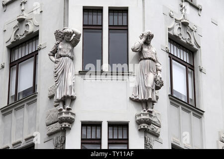 Statuen von Mädchen aus der Ukraine auf "Zu den Malorusek Apartment Gebäude in Prag Stockfoto