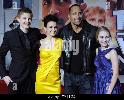 Darsteller Alexander Ludwig, Carla Gugino, Dwayne Johnson, AnnaSophia Robb (L-R), versammeln sich auf dem roten Teppich, wie sie die Premiere ihres neuen Motion Picture sci-fi Thriller' Jagd zum magischen Berg', am El Capitan Theatre in Los Angeles am 11. März 2009 teilnehmen. (UPI Foto/Jim Ruymen) Stockfoto