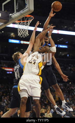 Angeles Lakers' Kobe Bryant (24) geht zum Korb als die Dallas Mavericks Dirk Nowitzki (41) und Antoine Wright (21) während der zweiten Hälfte einer NBA Basketball Spiel in Los Angeles am 15. März 2009 zu verteidigen. Lakers gewonnen 107-100. (UPI Foto/Phil McCarten) Stockfoto