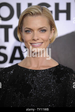 Warf Mitglied Jamie Pressly besucht die Premiere des Films 'Ich liebe