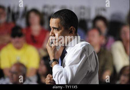 Us-Präsident Barack Obama hört eine Frage während ein Town Hall Meeting in Costa Mesa, Kalifornien vom 18. März 2009. (UPI Foto/Phil McCarten) Stockfoto