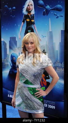 Schauspielerin Reese Witherspoon, die Stimme gibt Ginormica in der animierten Bewegung Bild 'Monsters vs. Aliens", die Premiere des Films in Universal City, Kalifornien am 22. März 2009 besucht. (UPI Foto/Jim Ruymen) Stockfoto
