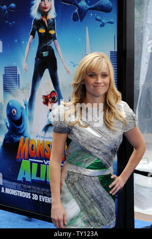 Schauspielerin Reese Witherspoon, die Stimme gibt Ginormica in der animierten Bewegung Bild 'Monsters vs. Aliens", die Premiere des Films in Universal City, Kalifornien am 22. März 2009 besucht. (UPI Foto/Jim Ruymen) Stockfoto