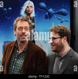 Schauspieler Hugh Laurie (L) und Seth Rogan, der Stimmen zu Kakerlake und B.o.b. bzw. geben Sie in der animierten Bewegung Bild 'Monsters vs. Aliens", Besuchen die Premiere des Films in Universal City, Kalifornien am 22. März 2009. (UPI Foto/Jim Ruymen) Stockfoto