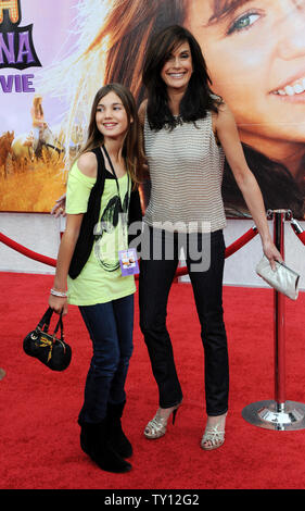 Schauspielerin Teri Hatcher und ihre Tochter Emerson Rose Tenney Besuchen die Premiere der motion picture musikalische Komödie "Hannah Montana: Der Film', am El Capitan Theatre in Hollywood" in Los Angeles am 2. April 2009. (UPI Foto/Jim Ruymen) Stockfoto