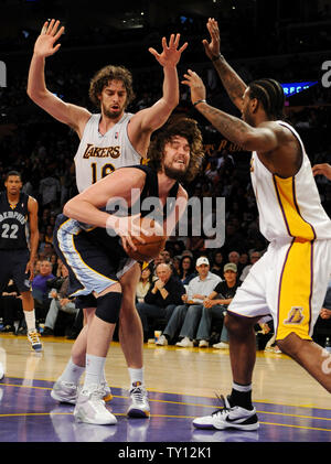Los Angeles Lakers Zentrum Pau Gasol (16) von Spanien, verteidigt, als sein Bruder und Memphis Grizzlies center Marc Gasol (33) treibt die Spur in der zweiten Jahreshälfte ein NBA Basketball Spiel in Los Angeles am 12. April 2009. (UPI Foto/Jim Ruymen) Stockfoto