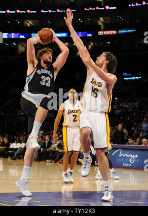 Los Angeles Lakers Zentrum Pau Gasol (16) von Spanien, verteidigt, als sein Bruder und Memphis Grizzlies center Marc Gasol (33) treibt die Spur in der zweiten Jahreshälfte ein NBA Basketball Spiel in Los Angeles am 12. April 2009. (UPI Foto/Jim Ruymen) Stockfoto
