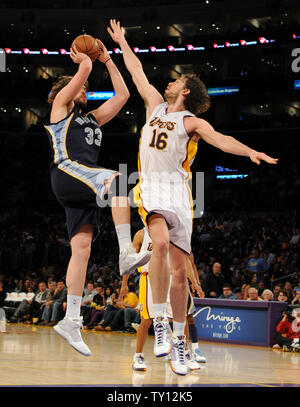 Los Angeles Lakers Zentrum Pau Gasol (16) von Spanien, verteidigt, als sein Bruder und Memphis Grizzlies center Marc Gasol (33) treibt die Spur in der zweiten Jahreshälfte ein NBA Basketball Spiel in Los Angeles am 12. April 2009. (UPI Foto/Jim Ruymen) Stockfoto