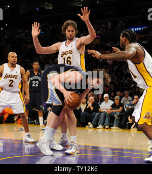 Los Angeles Lakers Zentrum Pau Gasol (16) von Spanien, verteidigt, als sein Bruder und Memphis Grizzlies center Marc Gasol (33) treibt die Spur in der zweiten Jahreshälfte ein NBA Basketball Spiel in Los Angeles am 12. April 2009. (UPI Foto/Jim Ruymen) Stockfoto