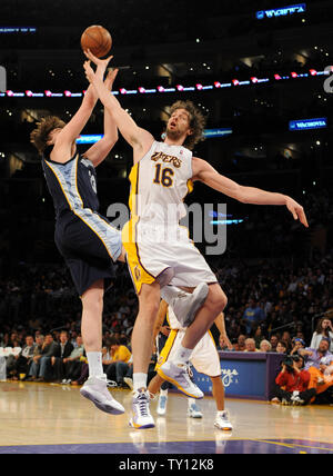Los Angeles Lakers Zentrum Pau Gasol (16) von Spanien, verteidigt, als sein Bruder und Memphis Grizzlies center Marc Gasol (33) treibt die Spur in der zweiten Jahreshälfte ein NBA Basketball Spiel in Los Angeles am 12. April 2009. (UPI Foto/Jim Ruymen) Stockfoto