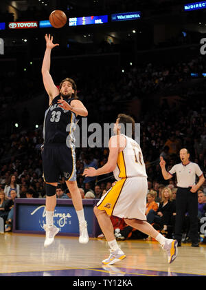 Los Angeles Lakers Zentrum Pau Gasol (16) von Spanien, verteidigt, als sein Bruder und Memphis Grizzlies center Marc Gasol (33) schießt über ihm in der zweiten Jahreshälfte ein NBA Basketball Spiel in Los Angeles am 12. April 2009. (UPI Foto/Jim Ruymen) Stockfoto