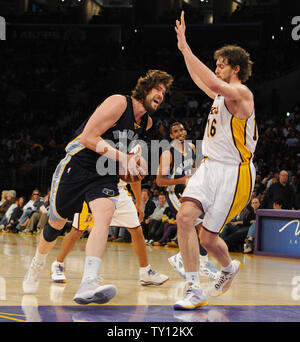Los Angeles Lakers Zentrum Pau Gasol (16) von Spanien, verteidigt, als sein Bruder und Memphis Grizzlies center Marc Gasol (33) treibt die Spur in der zweiten Jahreshälfte ein NBA Basketball Spiel in Los Angeles am 12. April 2009. (UPI Foto/Jim Ruymen) Stockfoto