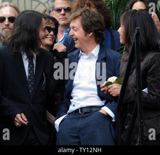 Paul McCartney (C), mischt sich mit seinem ehemaligen Beatles Bandmitglied George Harrison's Sohn Dhani während einer posthumen Hollywood Walk of Fame star Engagement für Harrison in Los Angeles am 14. April 2009. (UPI Foto/Jim Ruymen) Stockfoto