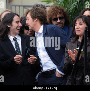 Paul McCartney (C), mischt sich mit seinem ehemaligen Beatles Bandmitglied George Harrison's Sohn Dhani während einer posthumen Hollywood Walk of Fame star Engagement für Harrison in Los Angeles am 14. April 2009. (UPI Foto/Jim Ruymen) Stockfoto