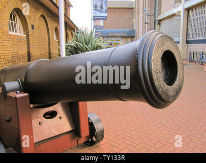 Alte 68-Pfünder gusseiserne Kanone ausserhalb National Army Museum in Chelsea, London. Close up breiten Engel bild. London, England - 25. November 2009. Stockfoto