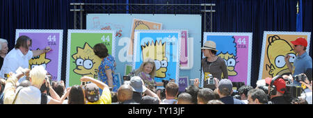 Schöpfer und Executive Producer Matt Groening, Yeardley Smith, die Stimme von Lisa Simpson, Nancy Cartwright, die Stimme von Bart Simpson, Julie Kavner, die Stimme von Marge Simpson und Dan Castellaneta, die Stimme von Homer Simpson (L) Poster bei der Enthüllung der neuen "US-Briefmarken "Die Simpsons" in Los Angeles am 7. Mai 2009. (UPI Foto/Jim Ruymen) Stockfoto