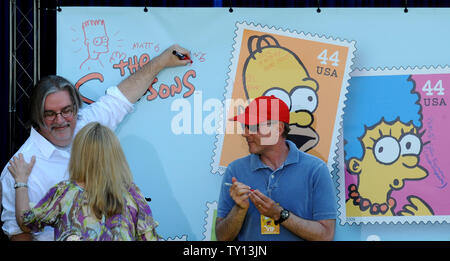 Schöpfer und Executive Producer Matt Groening, Nancy Cartwright, die Stimme von Bart Simpson und Dan Castellaneta, die Stimme von Homer Simpson (L-R) Poster bei der Enthüllung der neuen "US-Briefmarken "Die Simpsons" in Los Angeles am 7. Mai 2009. (UPI Foto/Jim Ruymen) Stockfoto