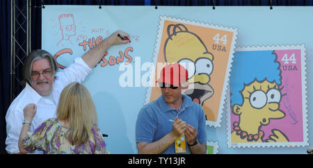 Schöpfer und Executive Producer Matt Groening, Nancy Cartwright, die Stimme von Bart Simpson und Dan Castellaneta, die Stimme von Homer Simpson (L-R) Poster bei der Enthüllung der neuen "US-Briefmarken "Die Simpsons" in Los Angeles am 7. Mai 2009. (UPI Foto/Jim Ruymen) Stockfoto