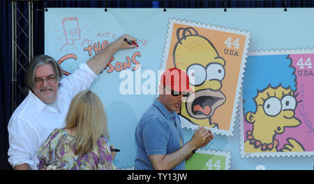 Schöpfer und Executive Producer Matt Groening, Nancy Cartwright, die Stimme von Bart Simpson und Dan Castellaneta, die Stimme von Homer Simpson (L-R) Poster bei der Enthüllung der neuen "US-Briefmarken "Die Simpsons" in Los Angeles am 7. Mai 2009. (UPI Foto/Jim Ruymen) Stockfoto