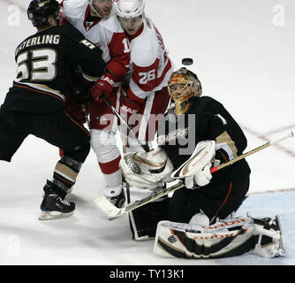 Anaheim Ducks Defenseman Brett Festerling versucht zu halten Detroit Red Wings rechten Flügel Daniel Cleary (11) und die Detroit Red Wings linken Flügel Jiri Hudler (26) von Scoring als Anaheim Ducks goalie Jonas Hiller verteidigt in der zweiten Periode von Spiel 4 der NHL Western Conference Semifinals im Honda Center in Anaheim, Kalifornien, am 7. Mai 2009. (UPI Foto/Lori Shepler) Stockfoto