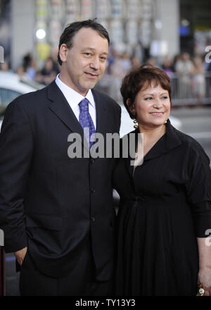 Der Direktor der 'Drag Me to Hell', Sam Raimi (L) und warf die Adriana Barraza (R) die Premiere des Films in Los Angeles am 12. Mai 2009 teilnehmen. (UPI Foto/Phil McCarten) Stockfoto