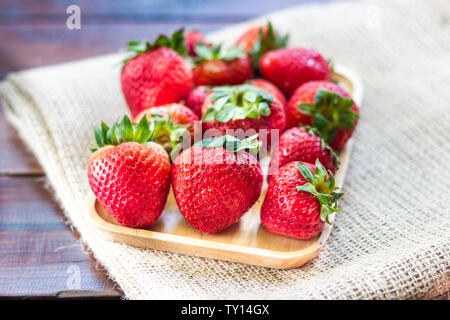 Closeup frische Erdbeeren auf einem Holz Konzept gesunde Ernährung Stockfoto