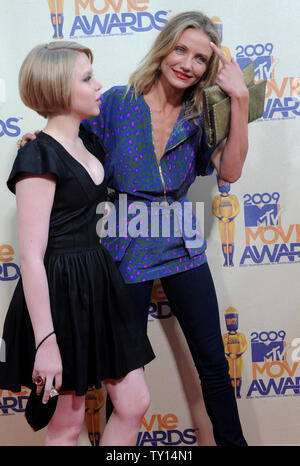 Akteure Sofia Vassilieva (L) und Cameron Diaz am 18. jährlichen MTV Movie Awards in Universal City, Kalifornien am 31. Mai 2009. (UPI Foto/Jim Ruymen) Stockfoto