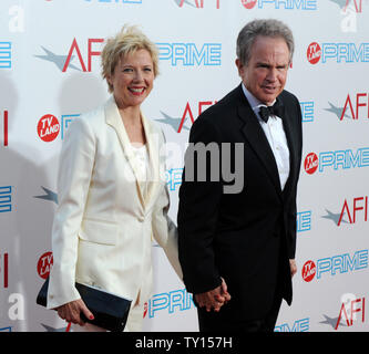 Schauspieler Warren Beatty (R) und Annette Bening kommen für das Aufnehmen des American Film Institute Life Achievement Awards ehrt Michael Douglas bei Sony Pictures Studios in Culver City, Kalifornien am 11. Juni 2009. (UPI Foto/Jim Ruymen) Stockfoto