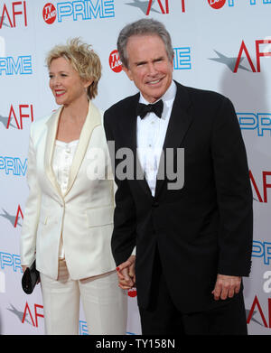 Schauspieler Annette Bening und Warren Beatty kommen für das Aufnehmen des American Film Institute Life Achievement Awards ehrt Michael Douglas bei Sony Pictures Studios in Culver City, Kalifornien am 11. Juni 2009. (UPI Foto/Jim Ruymen) Stockfoto