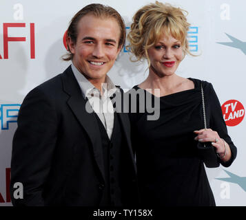 Schauspielerin Melanie Griffith kommt mit ihrem Sohn, Schauspieler Jesse Johnson für die 37. jährlichen AFI Lifetime Achievement Awards ehrt Douglas bei Sony Pictures Studios in Culver City, Kalifornien am 11. Juni 2009. (UPI Foto/Jim Ruymen) Stockfoto