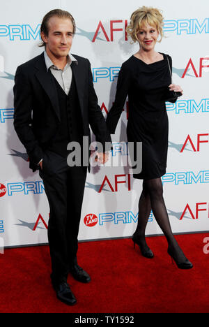 Schauspielerin Melanie Griffith kommt mit ihrem Sohn, Schauspieler Jesse Johnson für die 37. jährlichen AFI Lifetime Achievement Awards ehrt Douglas bei Sony Pictures Studios in Culver City, Kalifornien am 11. Juni 2009. (UPI Foto/Jim Ruymen) Stockfoto