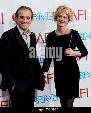 Schauspielerin Melanie Griffith kommt mit ihrem Sohn, Schauspieler Jesse Johnson für die 37. jährlichen AFI Lifetime Achievement Awards ehrt Douglas bei Sony Pictures Studios in Culver City, Kalifornien am 11. Juni 2009. (UPI Foto/Jim Ruymen) Stockfoto