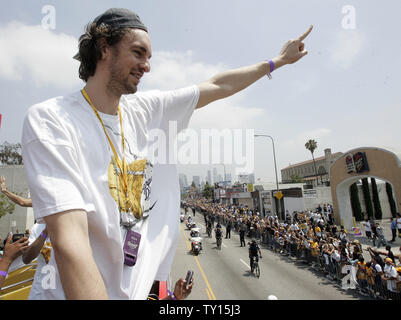 Los Angeles Lakers 'forward Pau Gasol Wellen zu Fans als die Lakers feiert ihr 15 NBA Meisterschaft mit einer Parade von Staples Center zu einer Kundgebung am Los Angeles Kolosseum am 17. Juni 2009. (UPI Foto/Lori Shepler) Stockfoto