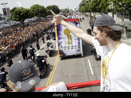 Los Angeles Lakers 'forward Pau Gasol Wellen zu Fans als die Lakers feiert ihr 15 NBA Meisterschaft mit einer Parade von Staples Center zu einer Kundgebung am Los Angeles Kolosseum am 17. Juni 2009. (UPI Foto/Lori Shepler) Stockfoto