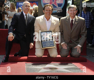 Direktor von Dreamworks Animation SKG, Jeffrey Katzenberg (L-R), Produzent Mark Burnett, und Hollywood Handelskammer Präsident und CEO Leron Gubler in einer Zeremonie, wo Burnett erhält einen Stern auf dem Hollywood Walk of Fame in Los Angeles am 8. Juli 2009 teilnehmen. Burnett hat Reality-TV-Serie wie 'Survivor', 'The Apprentice'', die Kämpfer," und "Sie sind intelligenter als ein fünfter Sortierer." (UPI Foto/Phil McCarten) Stockfoto
