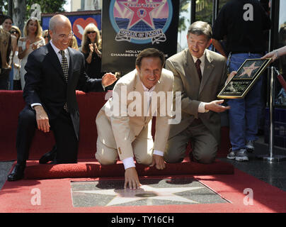 Direktor von Dreamworks Animation SKG, Jeffrey Katzenberg (L-R), Produzent Mark Burnett, und Hollywood Handelskammer Präsident und CEO Leron Gubler in einer Zeremonie, wo Burnett erhält einen Stern auf dem Hollywood Walk of Fame in Los Angeles am 8. Juli 2009 teilnehmen. Burnett hat Reality-TV-Serie wie 'Survivor', 'The Apprentice'', die Kämpfer," und "Sie sind intelligenter als ein fünfter Sortierer." (UPI Foto/Phil McCarten) Stockfoto