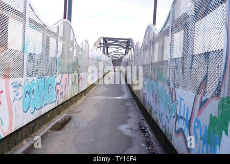 April 2016 - Graffiti an einer Fußgängerzone Fußgängerbrücke in Cardiff Stockfoto