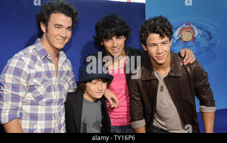 Stimme cast Mitglied Frankie Jonas (2. L) posiert für die Fotografen mit Brüder Kevin (L), Joe (2. R) und Nick Jonas (R) bei einer Vorführung des Films "ponyo" in Los Angeles am 27. Juli 2009. (UPI Foto/Phil McCarten) Stockfoto