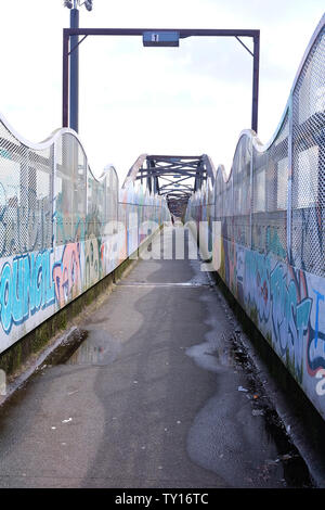 April 2016 - Graffiti an einer Fußgängerzone Fußgängerbrücke in Cardiff Stockfoto